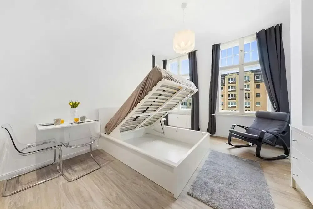 Σαλόνι; ξύλινο πάτωμα, φυσικό φως, μοντέρνο στυλ, ψηλά ταβάνια