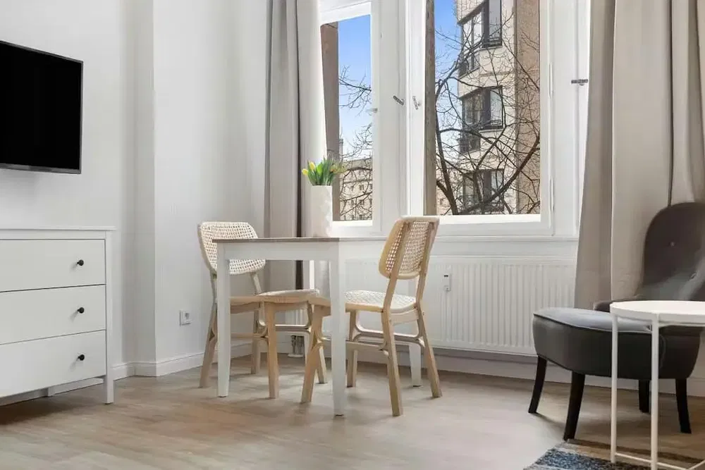 Sala de estar; chão de madeira, luz natural, estilo moderno, teto alto