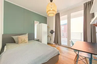 Σαλόνι; ξύλινο πάτωμα, φυσικό φως, μοντέρνο στυλ, ψηλά ταβάνια