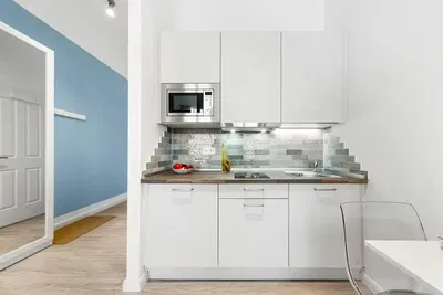 Σαλόνι; ξύλινο πάτωμα, φυσικό φως, μοντέρνο στυλ, ψηλά ταβάνια