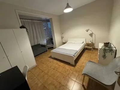 Soggiorno; pavimento in legno, luce naturale, stile moderno, soffitti alti