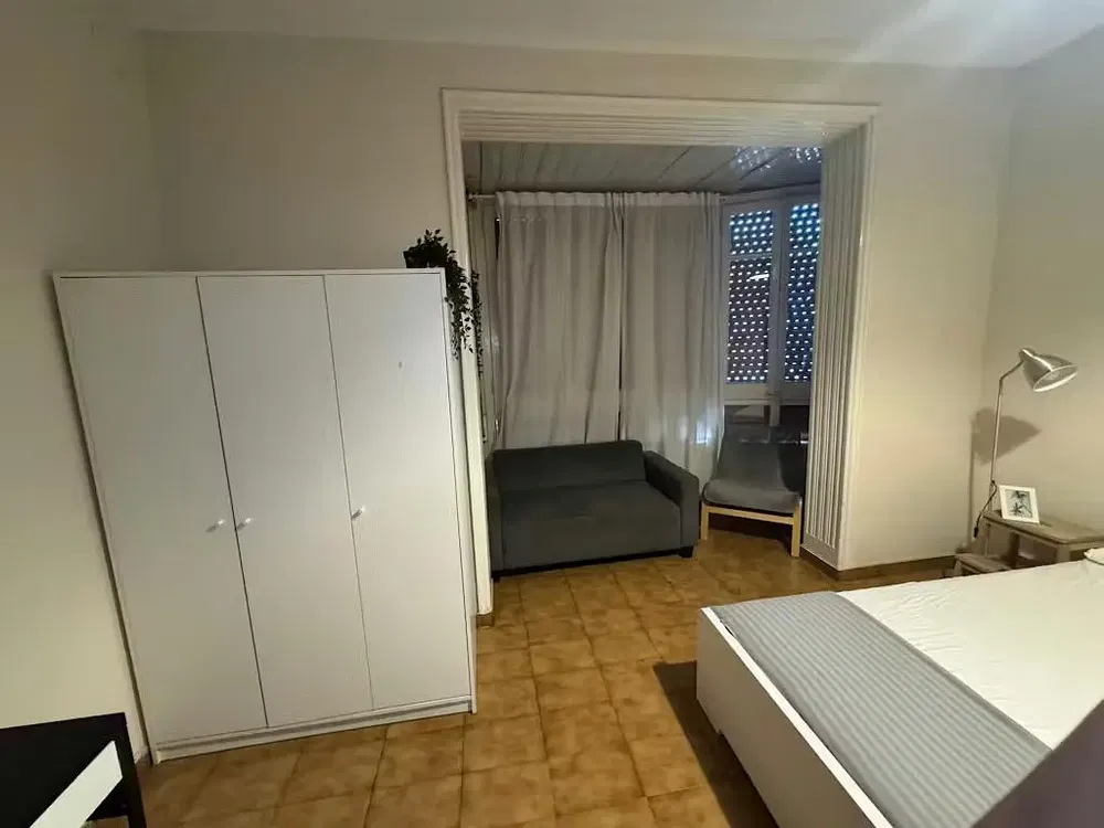 Salon; parquet, lumière naturelle, style moderne, hauteur sous plafond