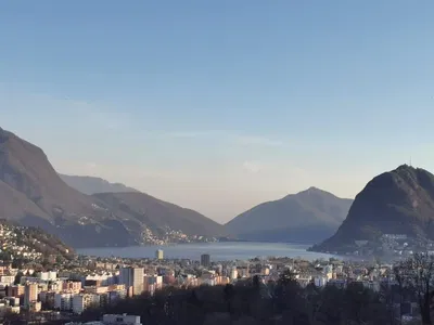 Living room; wood floor, natural light, modern style, high ceiling