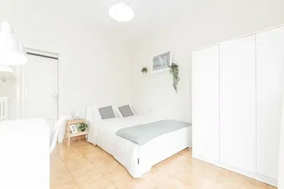 Obývačka; drevená podlaha, prirodzené svetlo, moderný štýl, vysoké stropy