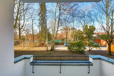 Kuhinja; kuhinjski aparati, drveni pod, prirodno svjetlo, moderni stil