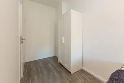 Kuhinja; kuhinjski aparati, drveni pod, prirodno svjetlo, moderni stil, renoviran