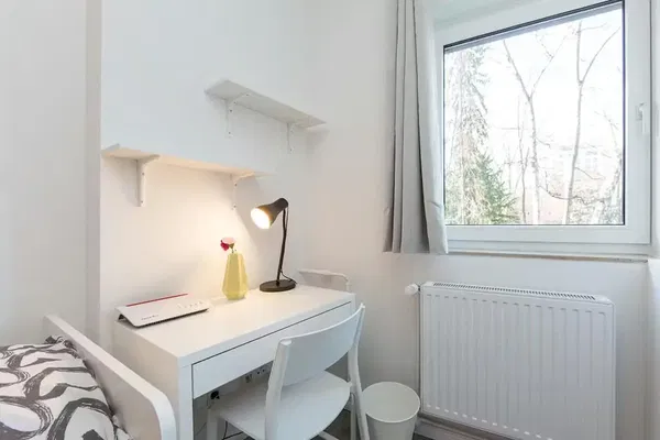 Σαλόνι; ξύλινο πάτωμα, φυσικό φως, μοντέρνο στυλ, ψηλά ταβάνια