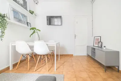 Obývačka; drevená podlaha, prirodzené svetlo, moderný štýl, vysoké stropy