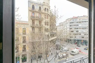 Obývačka; drevená podlaha, prirodzené svetlo, moderný štýl, vysoké stropy