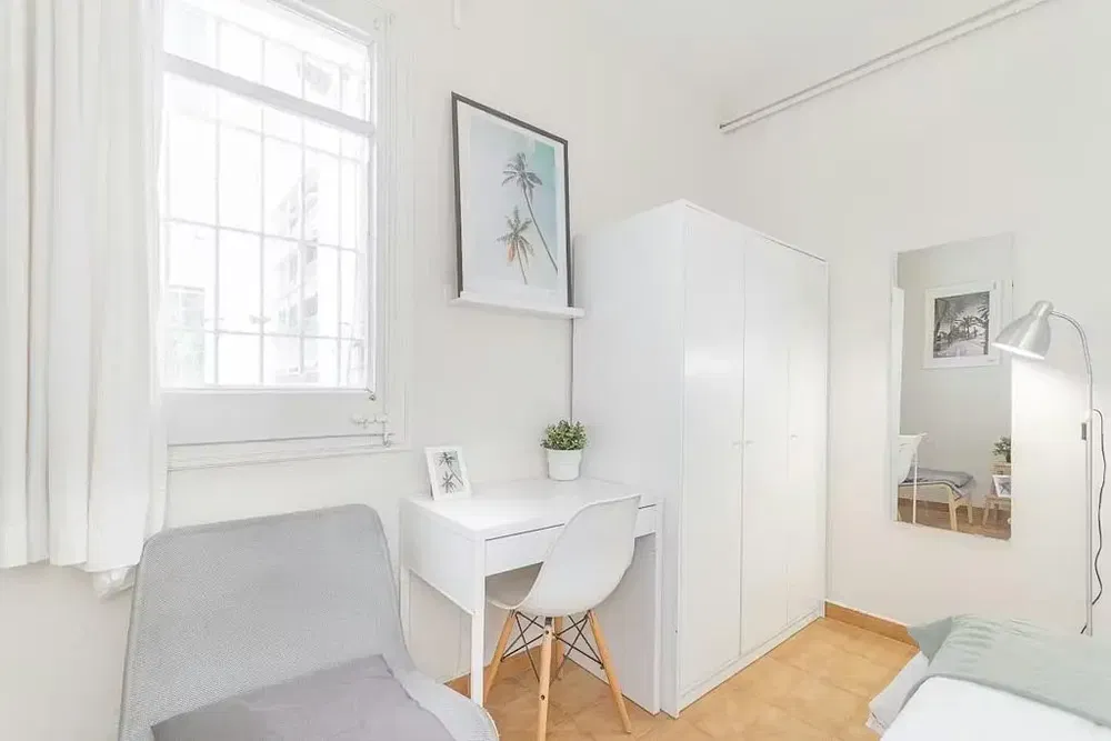 Obývačka; drevená podlaha, prirodzené svetlo, moderný štýl, vysoké stropy