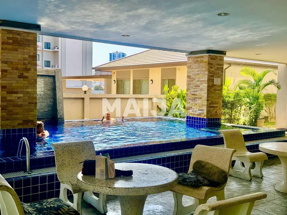 Wohnzimmer; holzboden, tageslicht, moderner stil, hohe decken