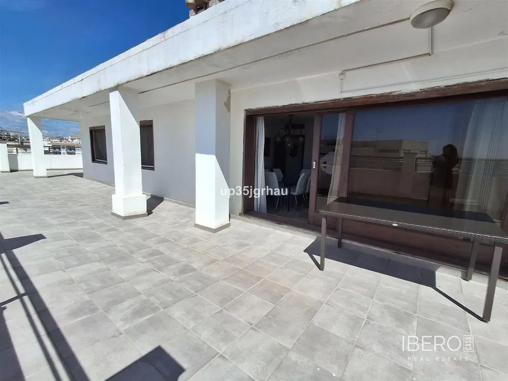 Soggiorno; pavimento in legno, luce naturale, stile moderno, soffitti alti