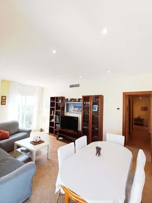 Obývačka; drevená podlaha, prirodzené svetlo, moderný štýl, vysoké stropy