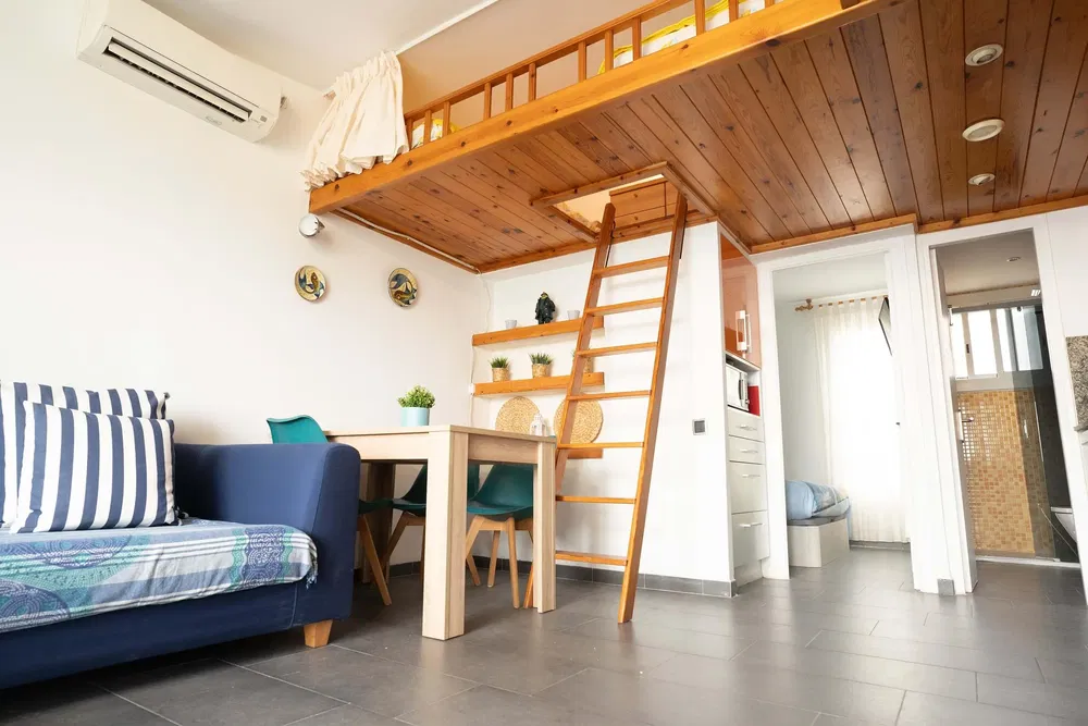 Wohnzimmer; holzboden, tageslicht, moderner stil, hohe decken