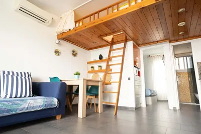 Wohnzimmer; holzboden, tageslicht, moderner stil, hohe decken