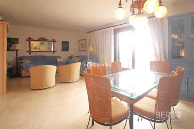 Soggiorno; pavimento in legno, luce naturale, stile moderno, soffitti alti