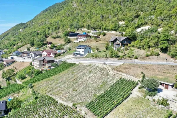 Living room; wood floor, natural light, modern style, high ceiling