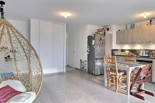 Дневна соба; дрвени под, природно светло, модерни стил, високи плафони