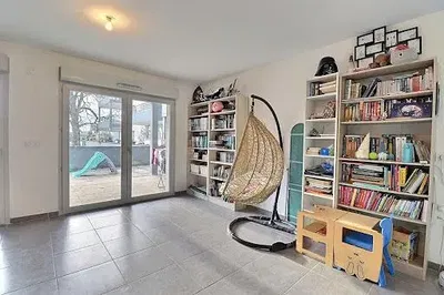 Дневна соба; дрвени под, природно светло, модерни стил, високи плафони