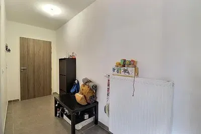 Living room; wood floor, natural light, modern style, high ceiling