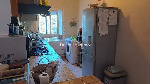 Salon; parquet, lumière naturelle, style moderne, hauteur sous plafond