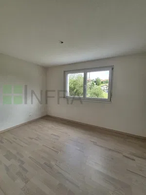 Σαλόνι; ξύλινο πάτωμα, φυσικό φως, μοντέρνο στυλ, ψηλά ταβάνια