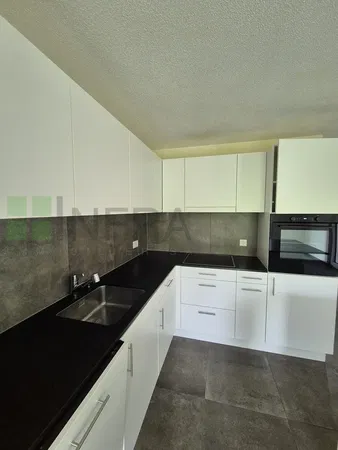 Дневна соба; дрвени под, природно светло, модерни стил, високи плафони