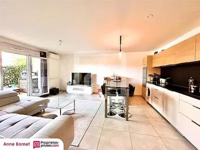 Cuisine; électroménager, parquet, lumière naturelle, style moderne