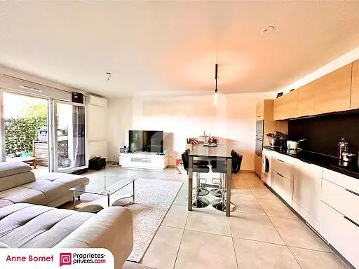 Cuisine; électroménager, parquet, lumière naturelle, style moderne