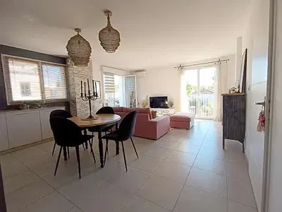 Salon; parquet, lumière naturelle, style moderne, hauteur sous plafond