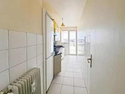 Woonkamer; houten vloer, natuurlijk licht, moderne stijl, hoge plafonds
