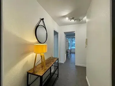 Dnevna soba; drveni pod, prirodno svjetlo, moderni stil, visoki plafoni