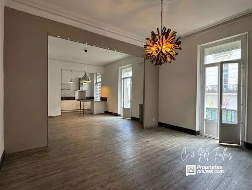 غرفة معيشة; أرضية خشبية, ضوء طبيعي, أسلوب عصري, أسقف عالية