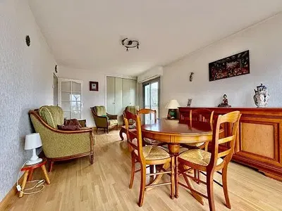 Σαλόνι; ξύλινο πάτωμα, φυσικό φως, μοντέρνο στυλ, ψηλά ταβάνια