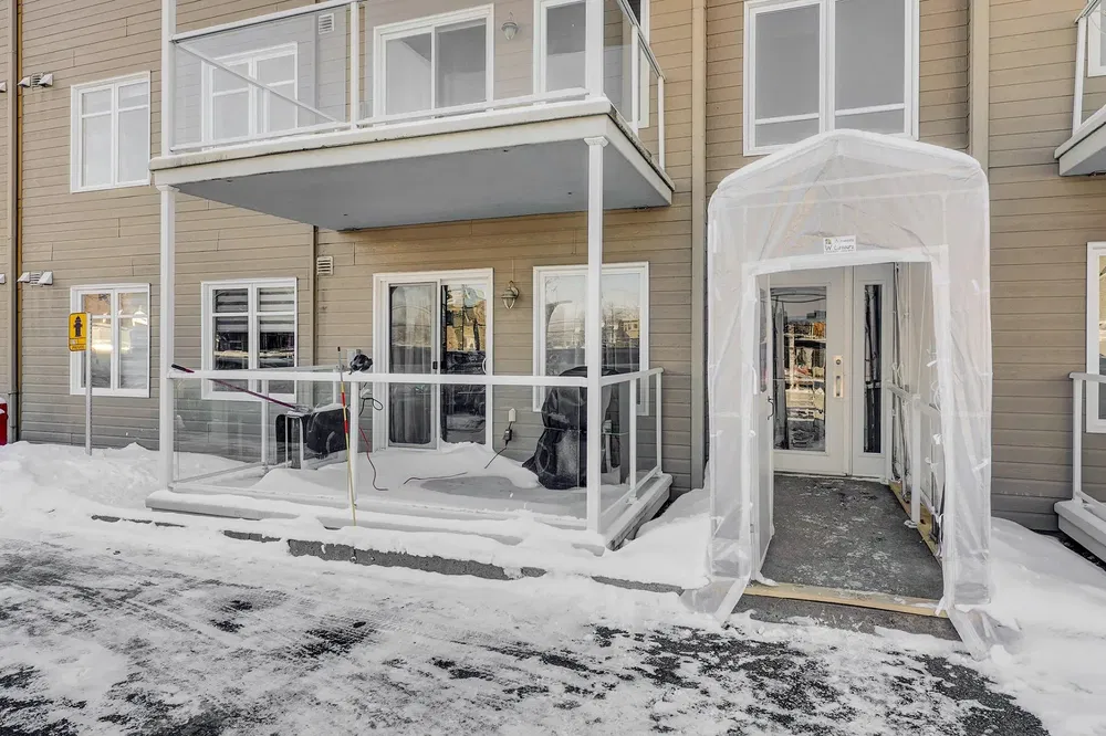 Oturma odası; ahşap zemin, doğal ışık, modern stil, yüksek tavan