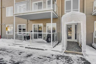 Oturma odası; ahşap zemin, doğal ışık, modern stil, yüksek tavan