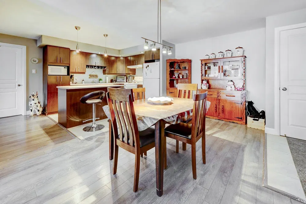 Salon; parquet, lumière naturelle, style moderne, hauteur sous plafond