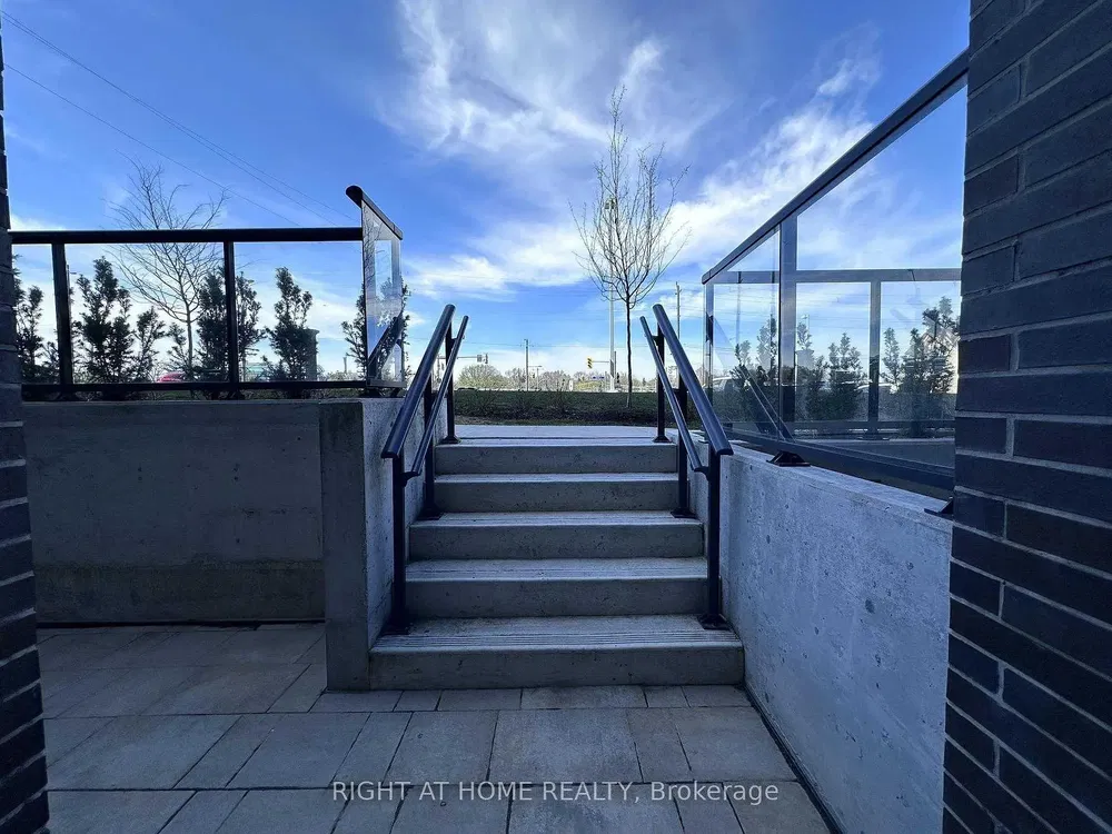 Oturma odası; ahşap zemin, doğal ışık, modern stil, yüksek tavan