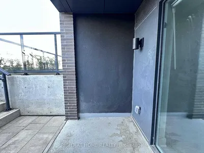 Oturma odası; ahşap zemin, doğal ışık, modern stil, yüksek tavan