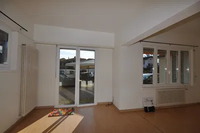 Salon; parquet, lumière naturelle, style moderne, hauteur sous plafond