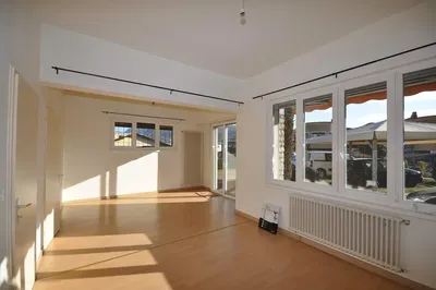 Salon; parquet, lumière naturelle, style moderne, hauteur sous plafond