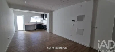 Oturma odası; ahşap zemin, doğal ışık, modern stil, yüksek tavan