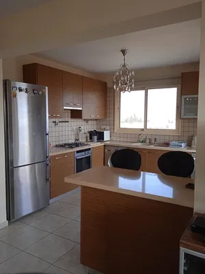 Salon; parquet, lumière naturelle, style moderne, hauteur sous plafond