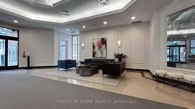 Salon; parquet, lumière naturelle, style moderne, hauteur sous plafond