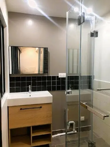 Woonkamer; houten vloer, natuurlijk licht, moderne stijl, hoge plafonds