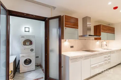 Σαλόνι; ξύλινο πάτωμα, φυσικό φως, μοντέρνο στυλ, ψηλά ταβάνια