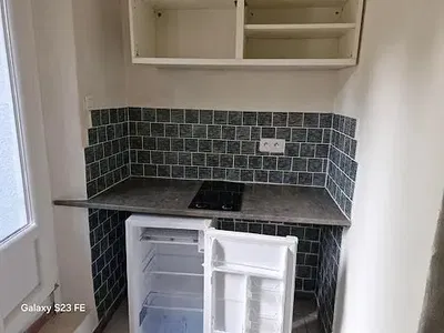 Дневна соба; дрвени под, природно светло, модерни стил, високи плафони