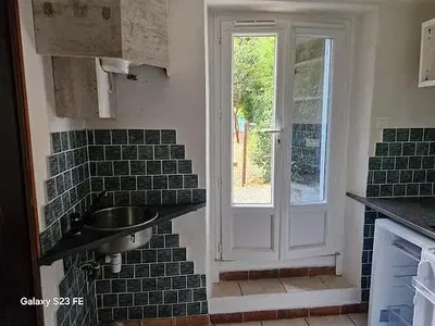 Дневна соба; дрвени под, природно светло, модерни стил, високи плафони