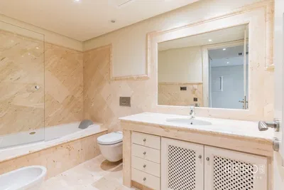 Σαλόνι; ξύλινο πάτωμα, φυσικό φως, μοντέρνο στυλ, ψηλά ταβάνια