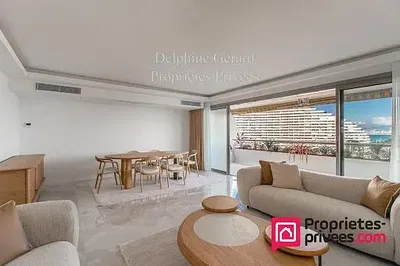 Salon; parquet, lumière naturelle, style moderne, hauteur sous plafond